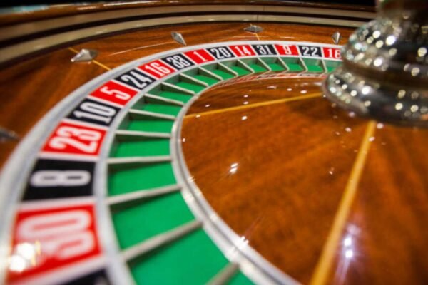 King Johnnie Casino Online: Low Stakes Auto Roulette